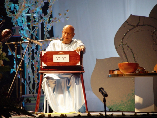 Prague concert 2004 - sri chinmoy T-mobile arena.jpg